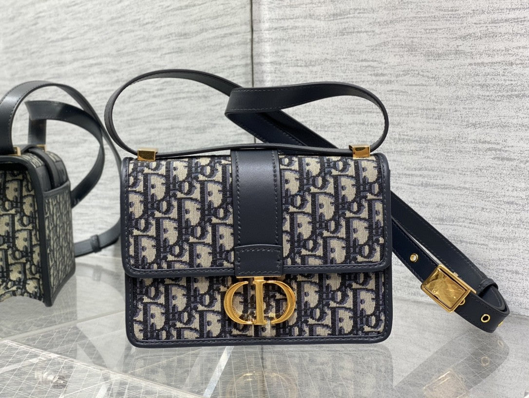 Dior 30 Montaigne bag Dior Oblique jacquard canvas with gold-finish hardware.