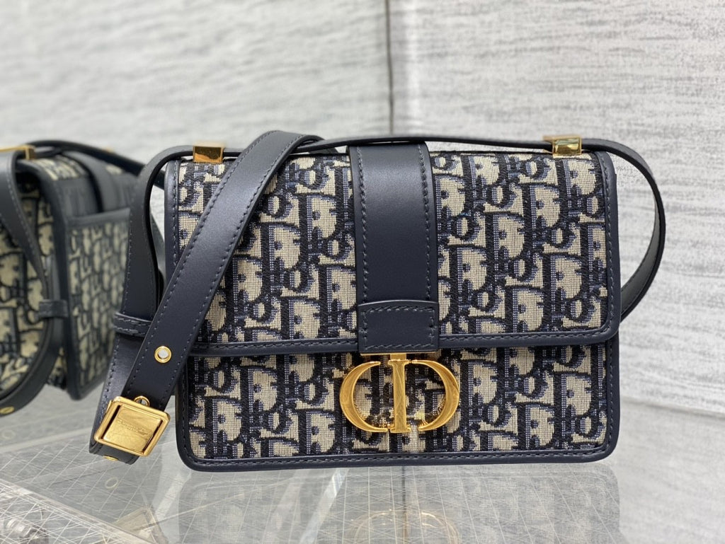 Dior 30 Montaigne bag Dior Oblique jacquard canvas with gold-finish hardware.