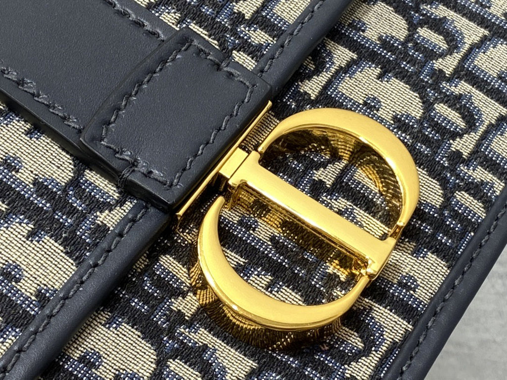 Dior 30 Montaigne bag Dior Oblique jacquard canvas with gold-finish hardware.