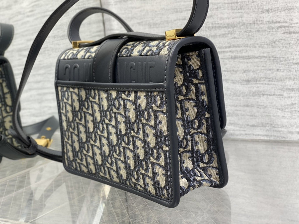 Dior 30 Montaigne bag Dior Oblique jacquard canvas with gold-finish hardware.