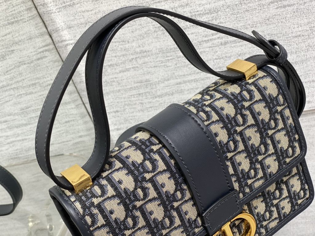 Dior 30 Montaigne bag Dior Oblique jacquard canvas with gold-finish hardware.
