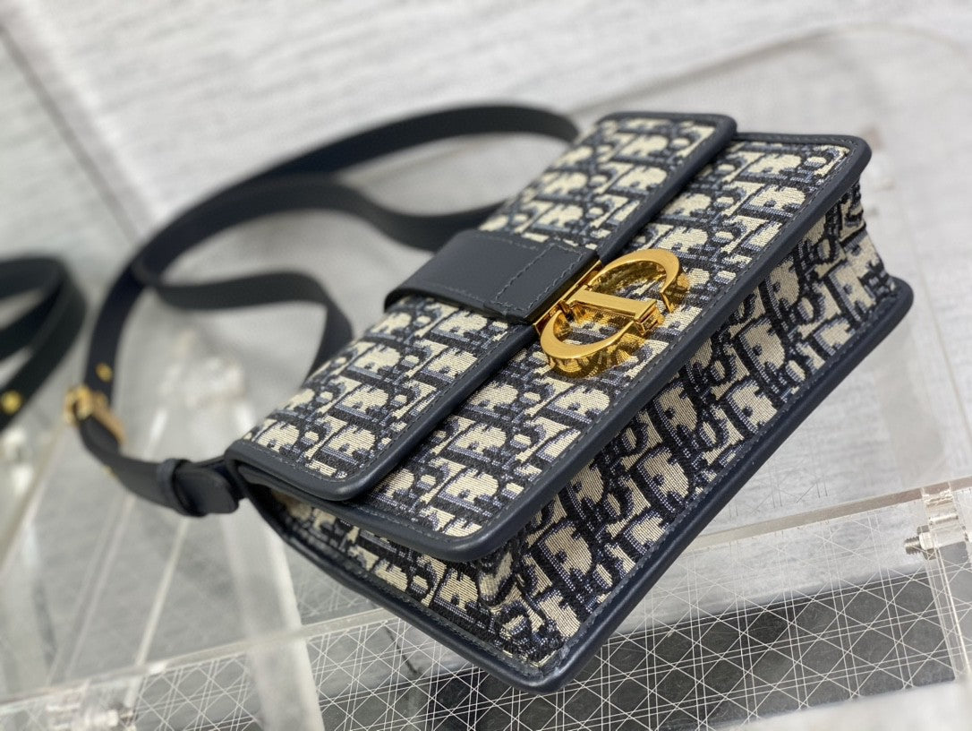 Dior 30 Montaigne bag Dior Oblique jacquard canvas with gold-finish hardware.