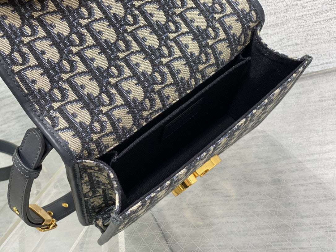 Dior 30 Montaigne bag Dior Oblique jacquard canvas with gold-finish hardware.