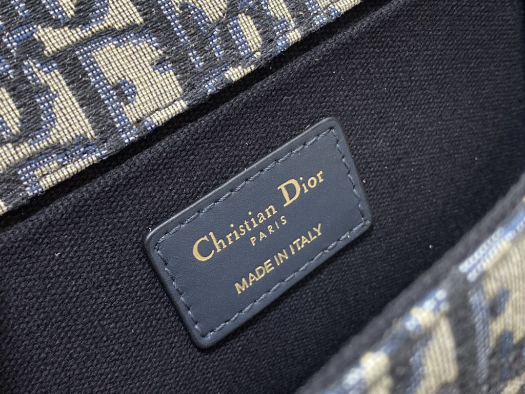 Dior 30 Montaigne bag Dior Oblique jacquard canvas with gold-finish hardware.