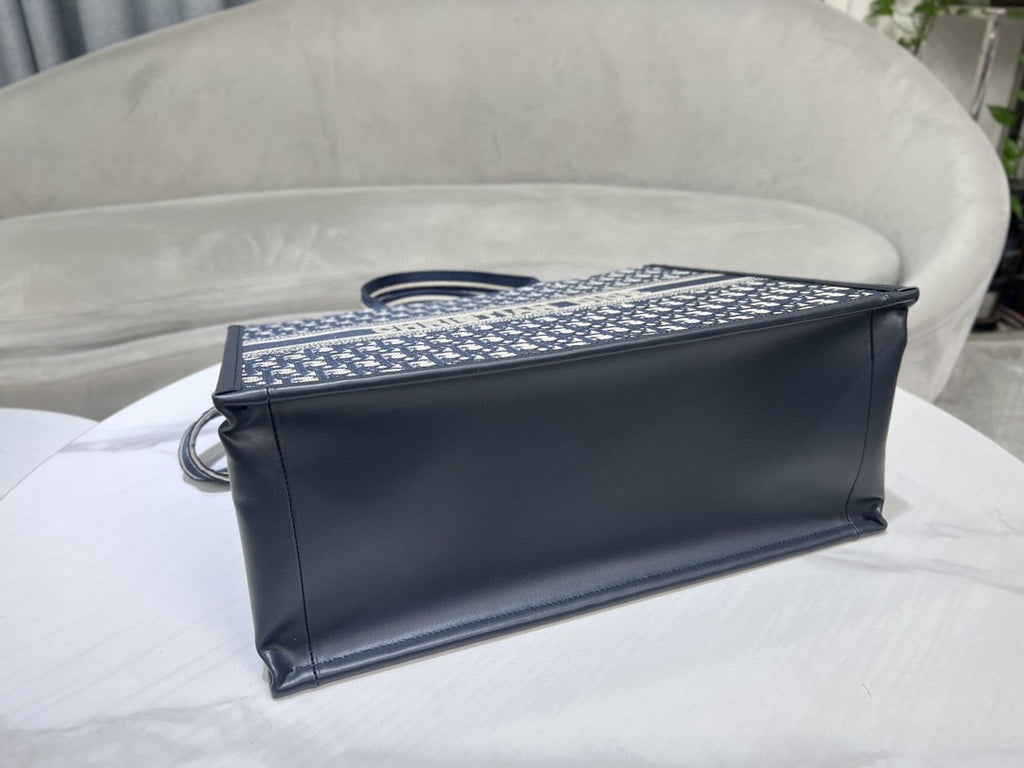 Christian Dior Book Tote bag in the Black Dior Oblique embroidered canvas.