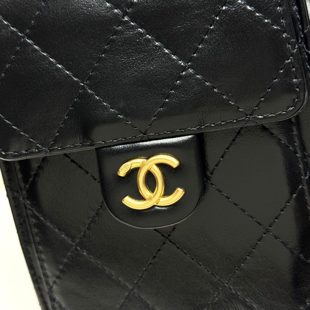 Chanel 25 small hobo bag in black shiny crumpled calfskin leather with mixed metal hardware