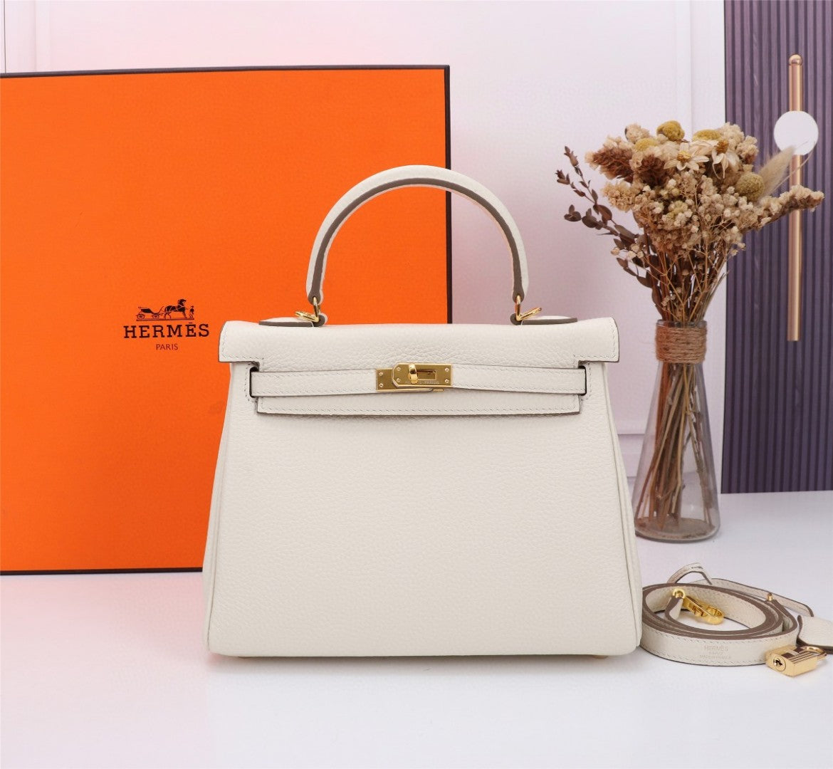 Hermès Kelly handbag in Gold Togo leather with gold hardware