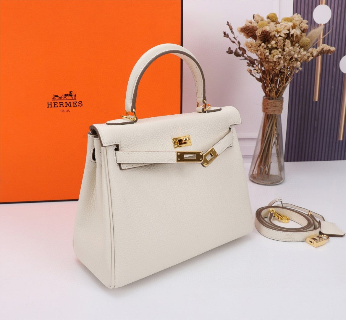 Hermès Kelly handbag in Gold Togo leather with gold hardware
