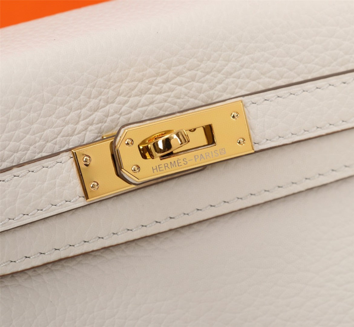 Hermès Kelly handbag in Gold Togo leather with gold hardware