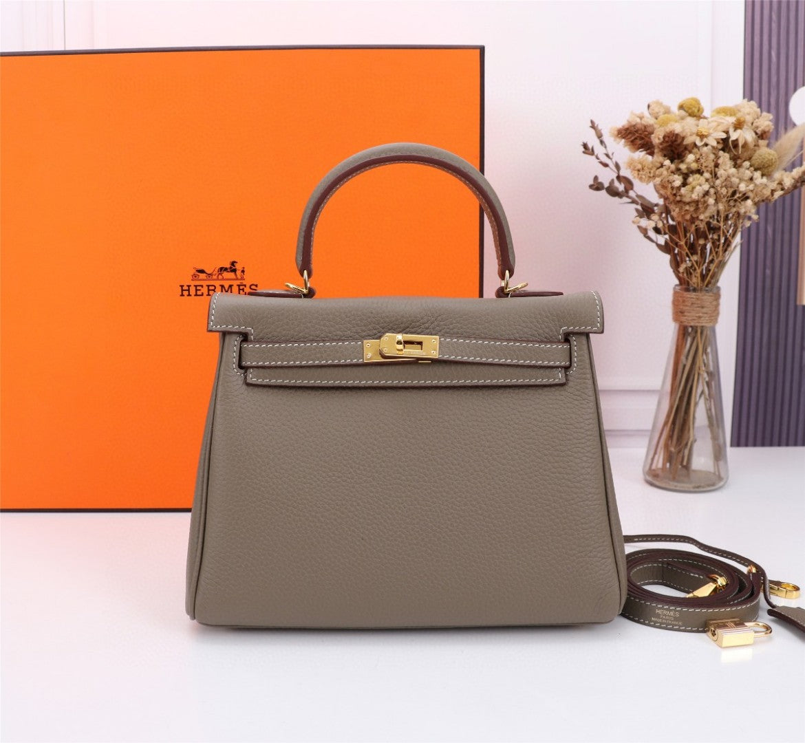 Hermès Kelly handbag in Gold Togo leather with gold hardware