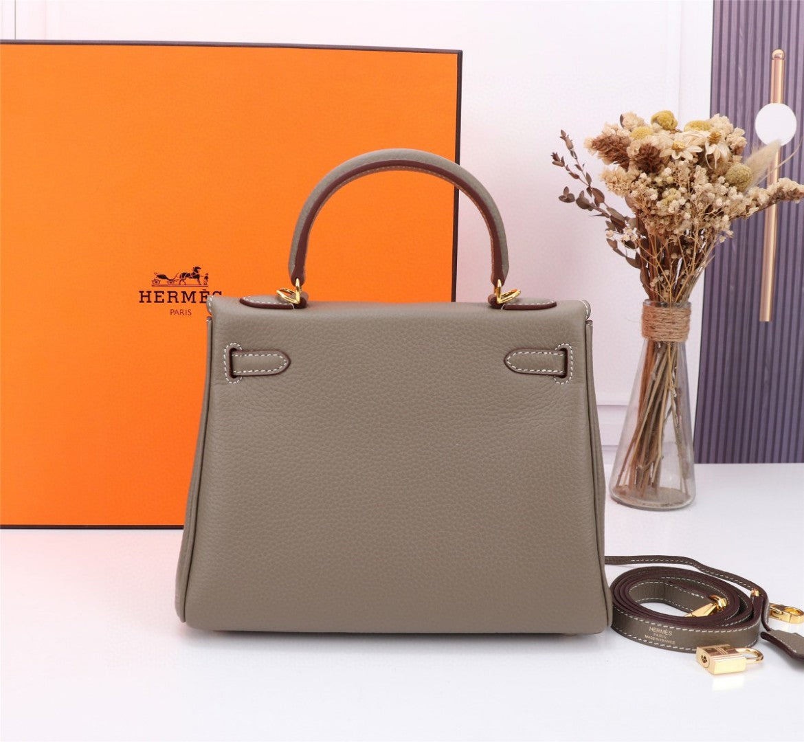 Hermès Kelly handbag in Gold Togo leather with gold hardware