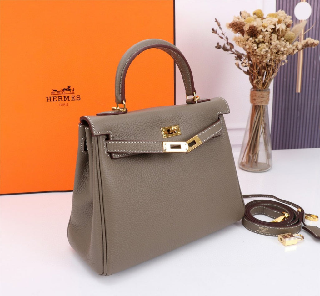 Hermès Kelly handbag in Gold Togo leather with gold hardware