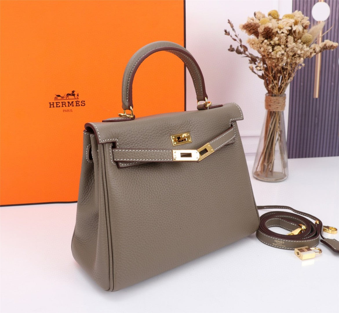 Hermès Kelly handbag in Gold Togo leather with gold hardware
