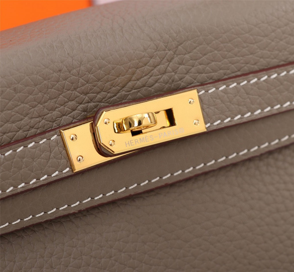 Hermès Kelly handbag in Gold Togo leather with gold hardware