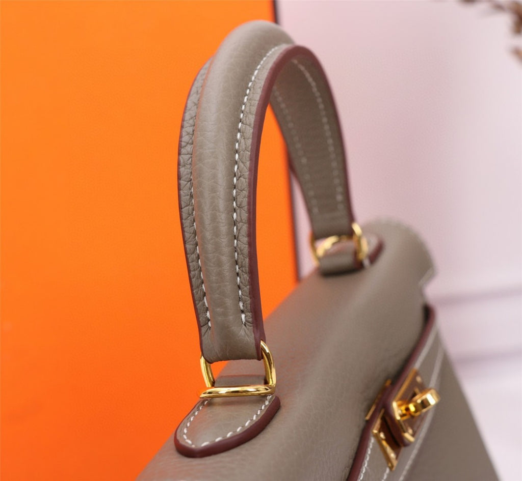 Hermès Kelly handbag in Gold Togo leather with gold hardware