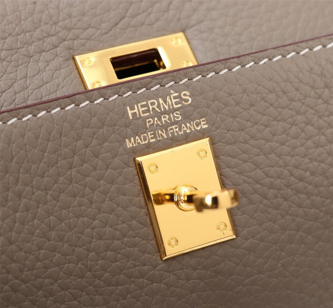 Hermès Kelly handbag in Gold Togo leather with gold hardware