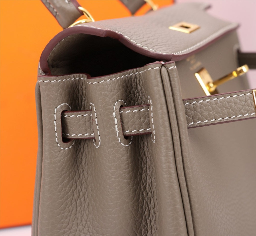 Hermès Kelly handbag in Gold Togo leather with gold hardware