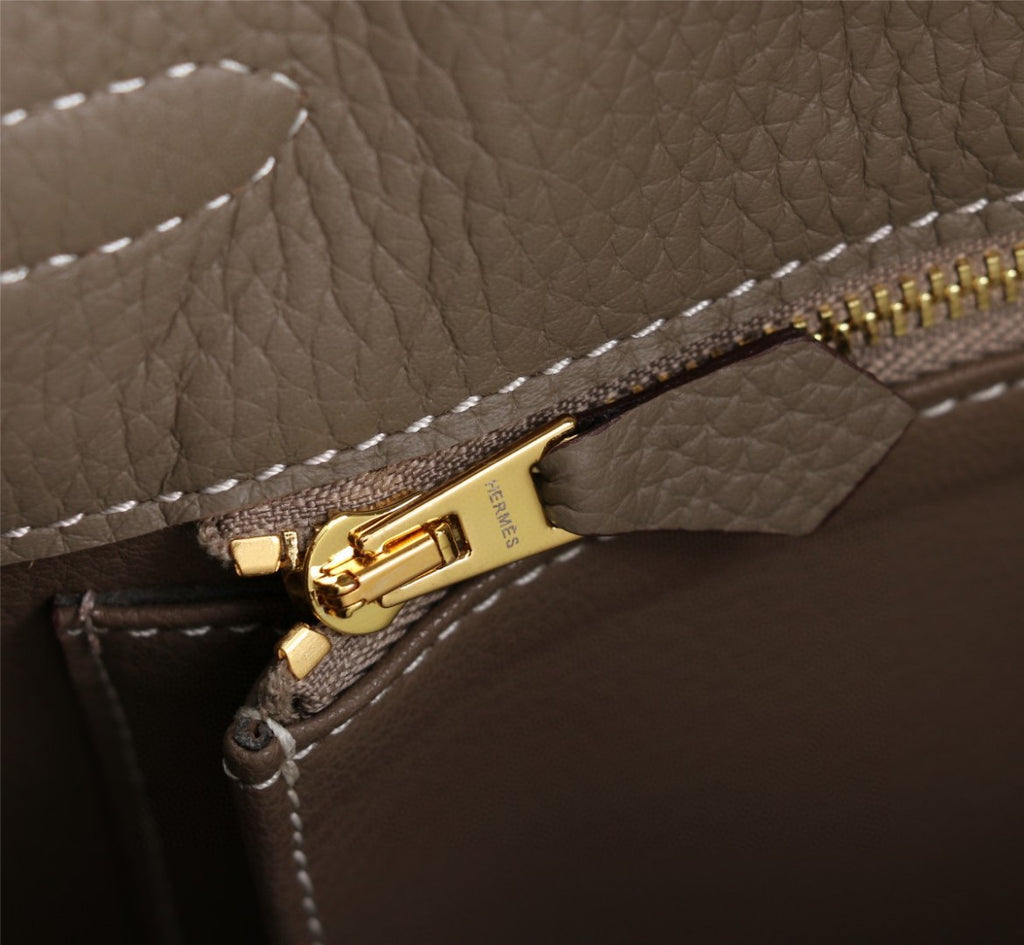 Hermès Kelly handbag in Gold Togo leather with gold hardware