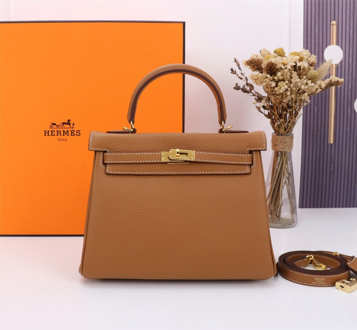Hermès Kelly handbag in Gold Togo leather with gold hardware