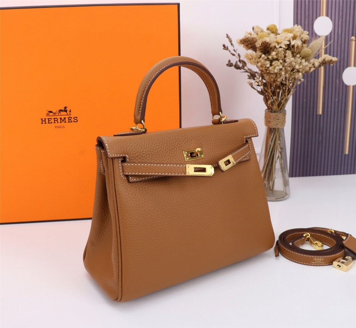 Hermès Kelly handbag in Gold Togo leather with gold hardware