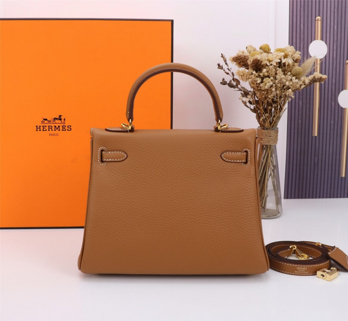 Hermès Kelly handbag in Gold Togo leather with gold hardware