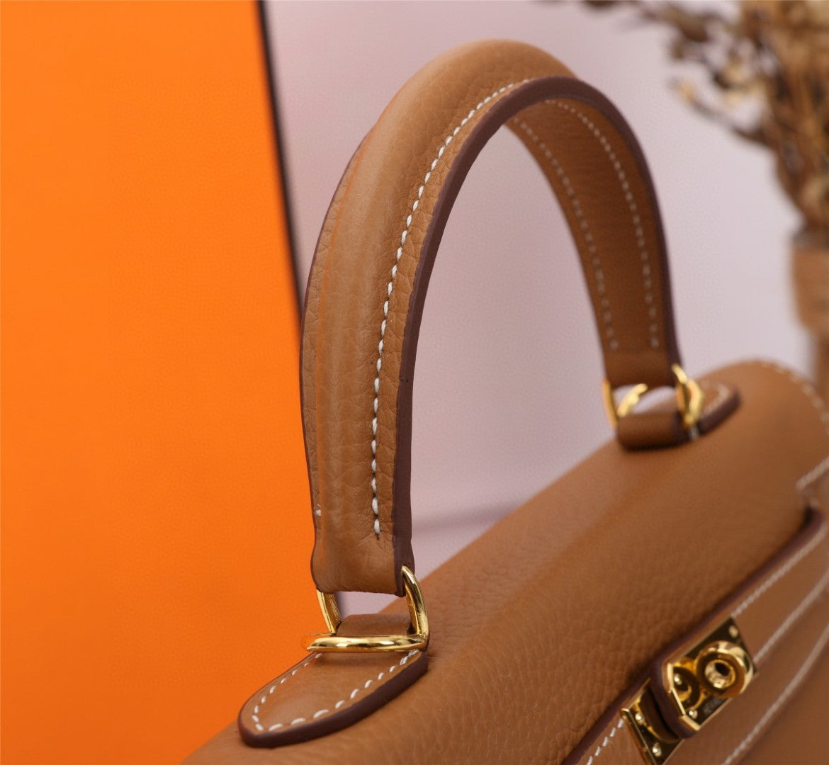Hermès Kelly handbag in Gold Togo leather with gold hardware