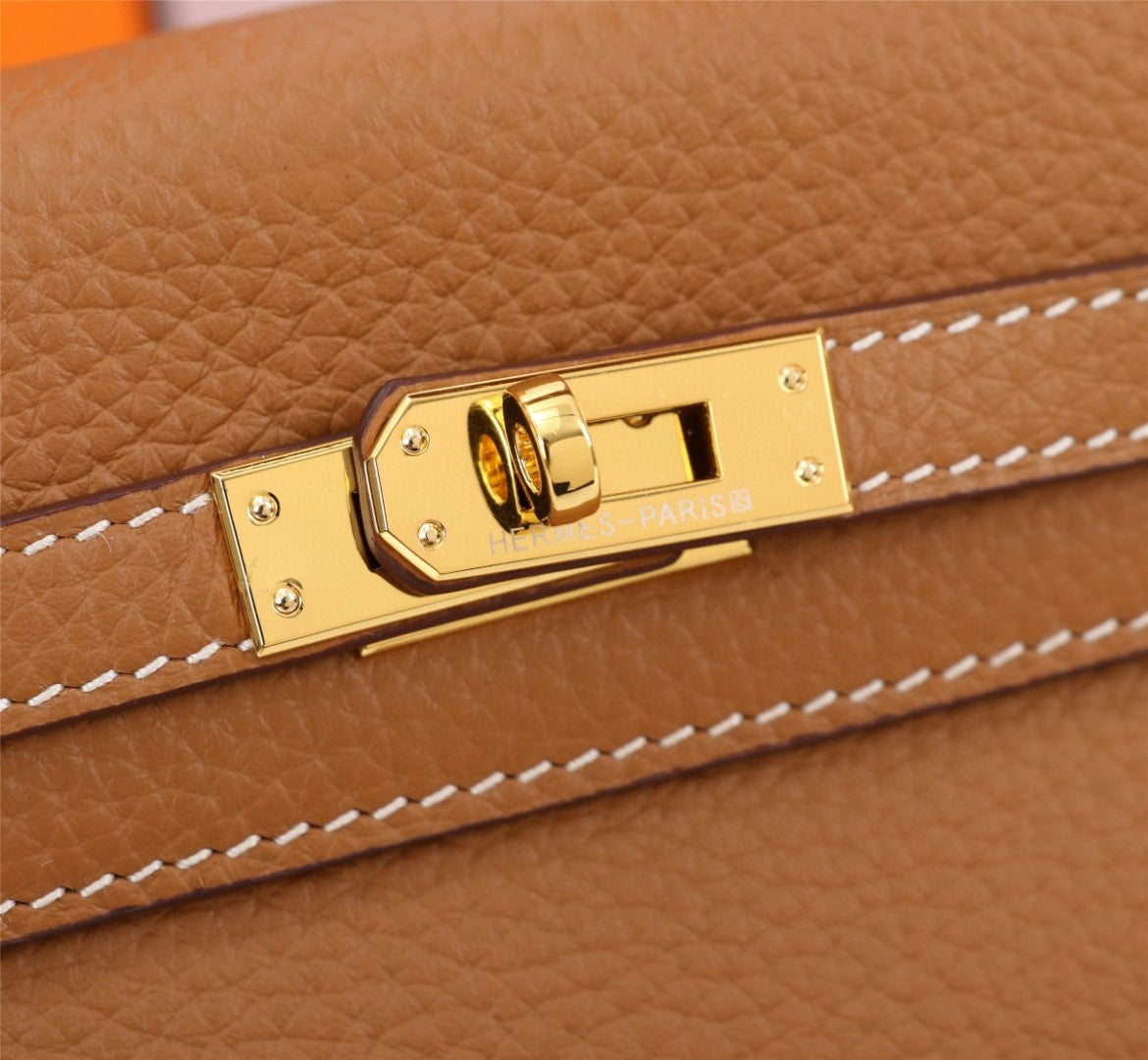 Hermès Kelly handbag in Gold Togo leather with gold hardware