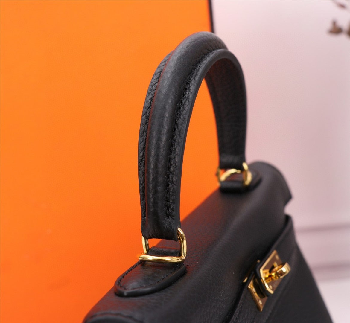 Hermès Kelly handbag in Gold Togo leather with gold hardware