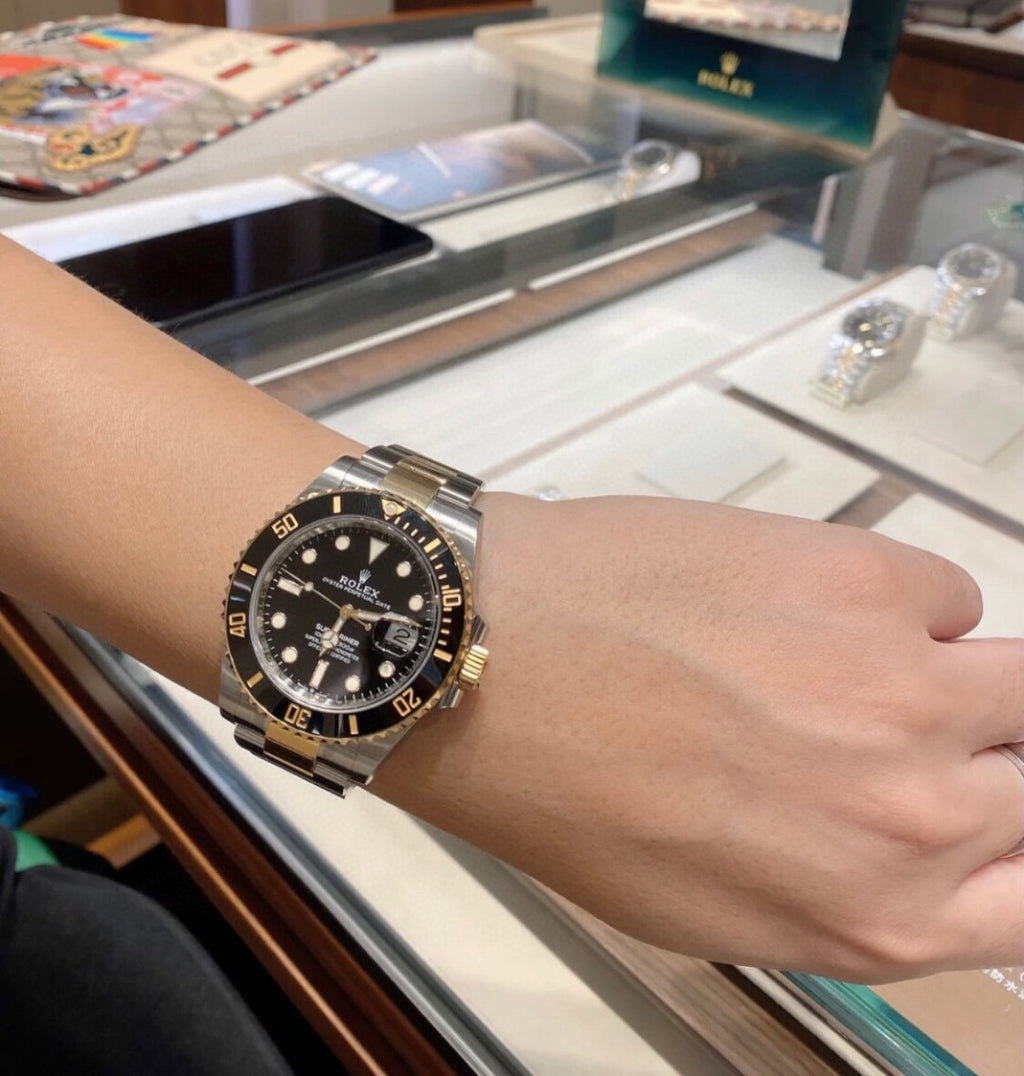 Rolex Submariner Date watch in Oystersteel and yellow gold with a black dial