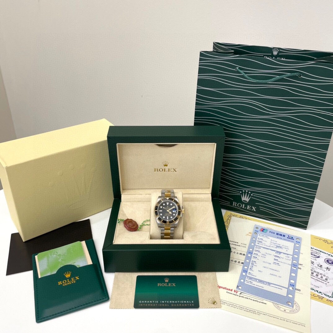 Rolex Submariner Date watch in Oystersteel and yellow gold with a black dial