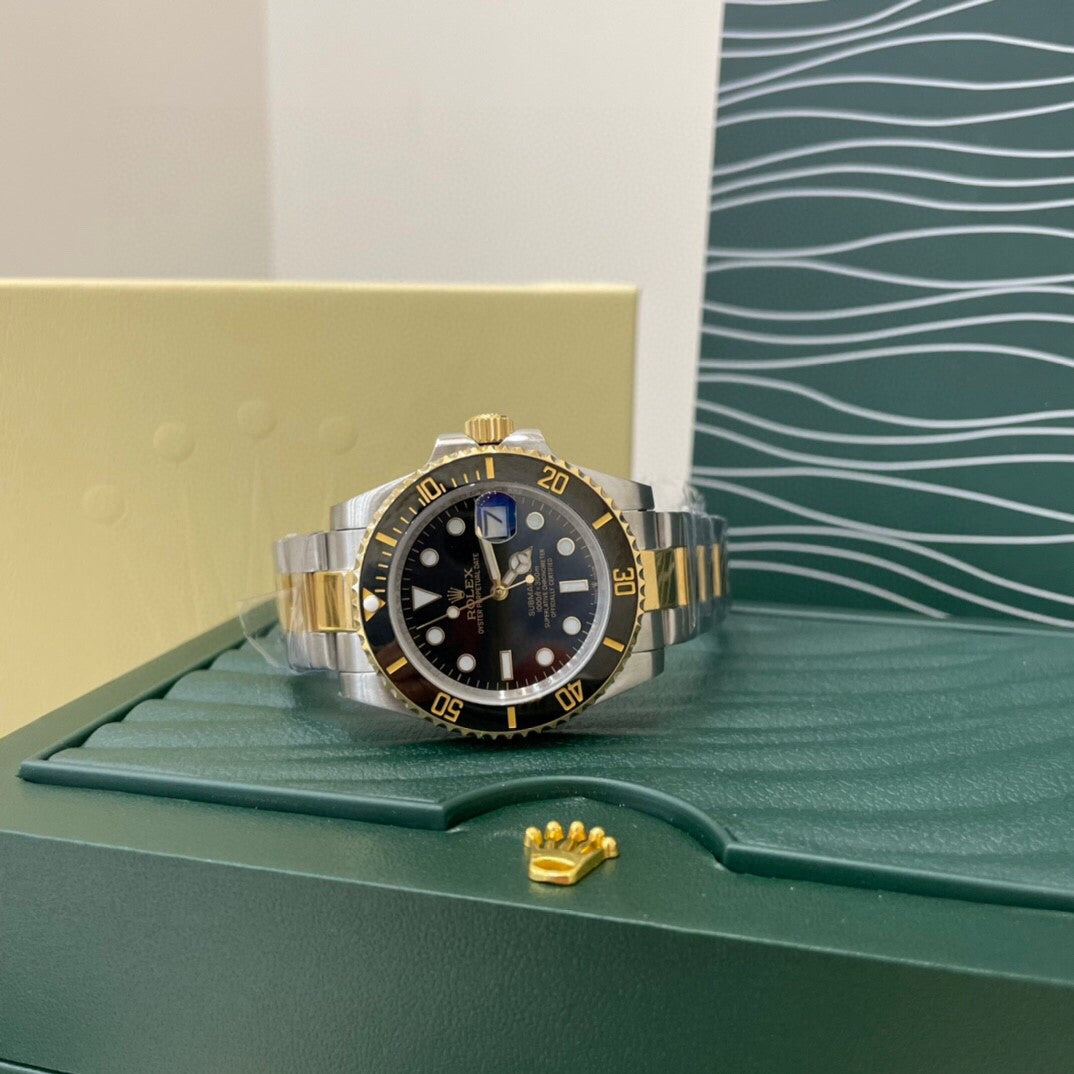 Rolex Submariner Date watch in Oystersteel and yellow gold with a black dial