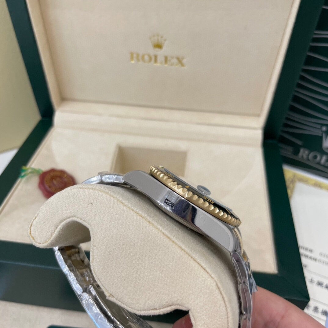 Rolex Submariner Date watch in Oystersteel and yellow gold with a black dial