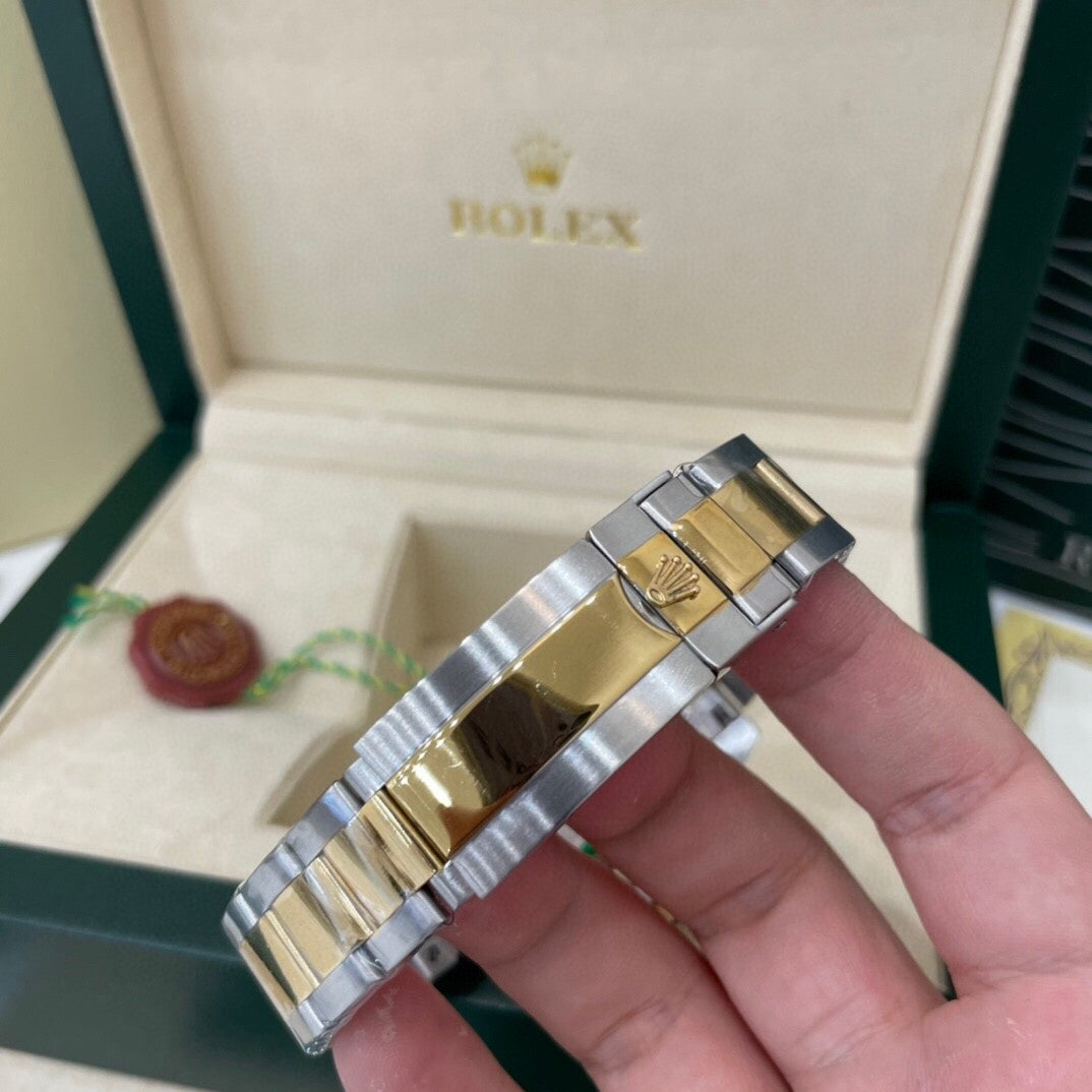 Rolex Submariner Date watch in Oystersteel and yellow gold with a black dial