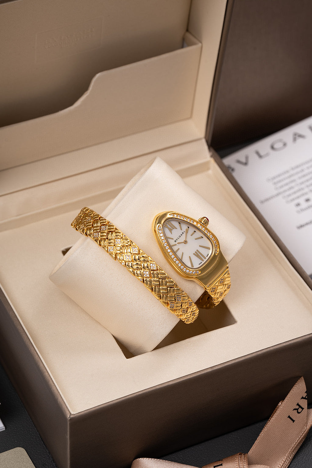 Bulgari Serpenti Spiga single-spiral watch in 18 kt yellow gold and diamond-set bezel