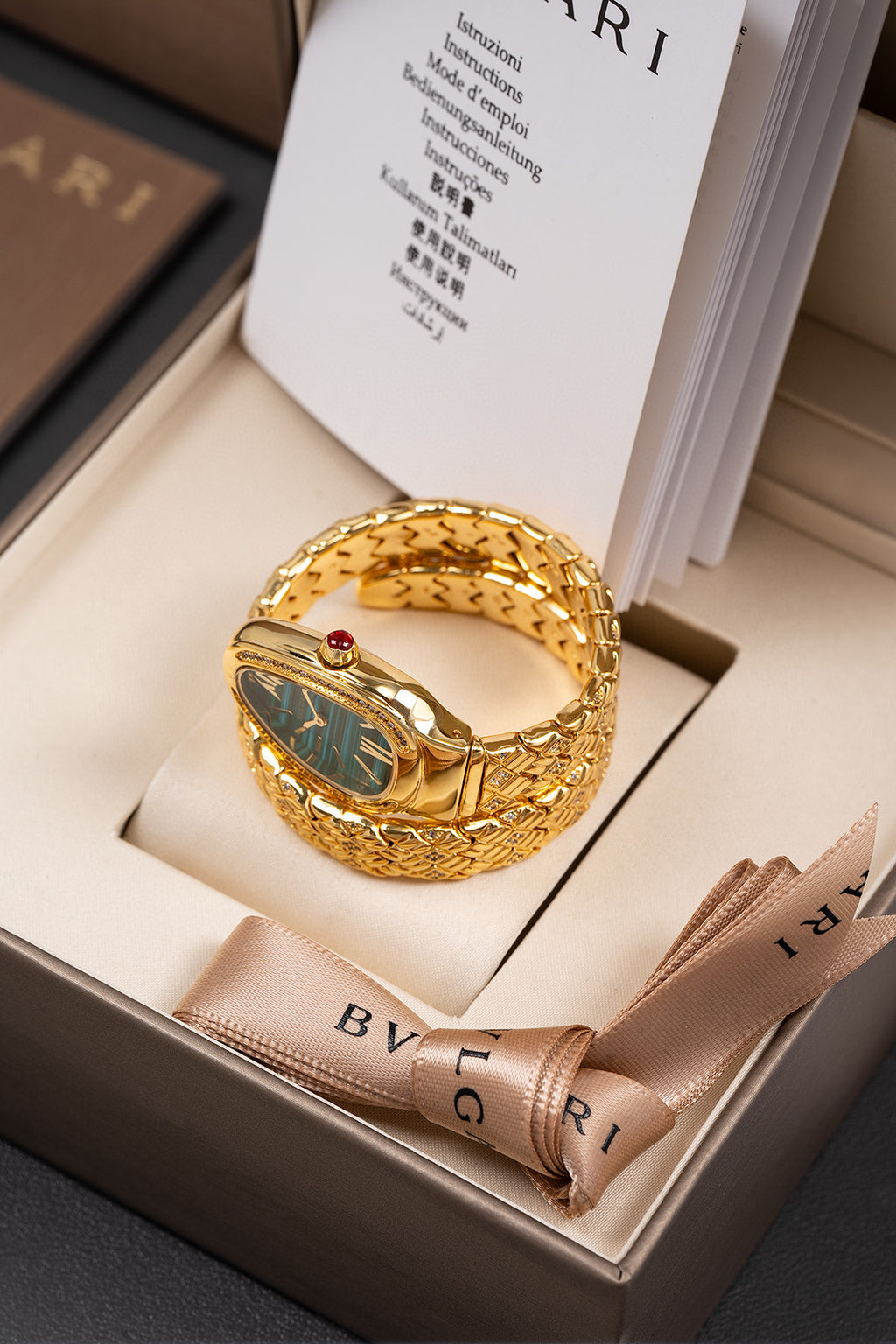 Bulgari Serpenti Spiga single-spiral watch in 18 kt yellow gold and diamond-set bezel