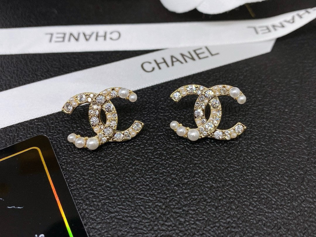 Chanel CC earrings in gold-tone metal, adorned with strass and faux pearls