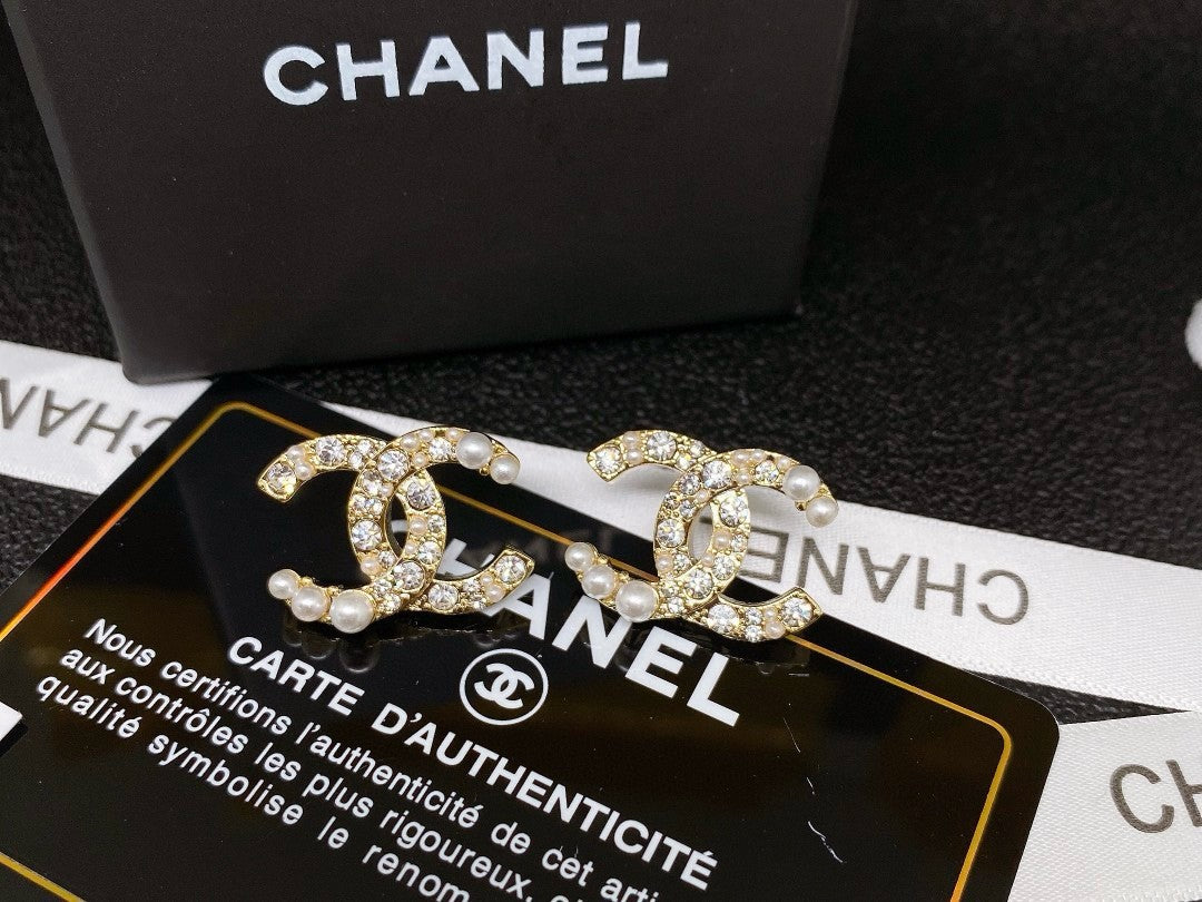 Chanel CC earrings in gold-tone metal, adorned with strass and faux pearls