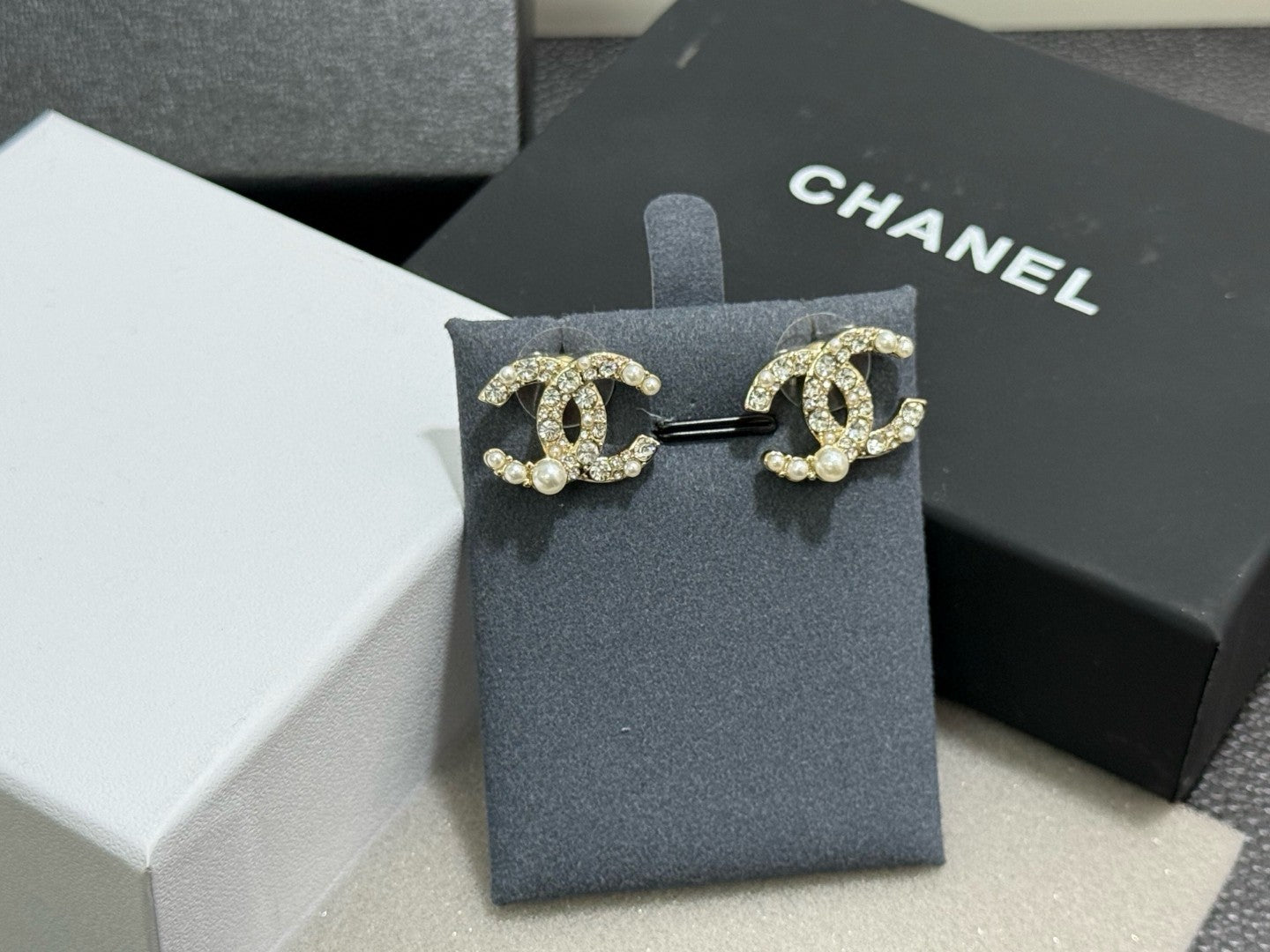 Chanel CC earrings in gold-tone metal, adorned with strass and faux pearls