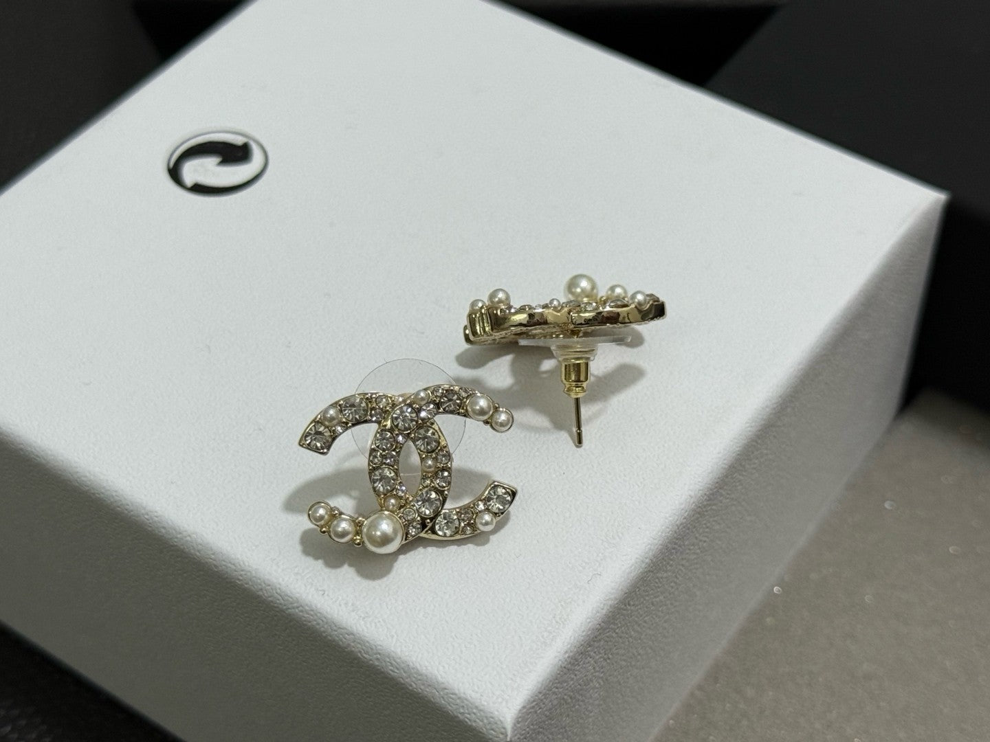 Chanel CC earrings in gold-tone metal, adorned with strass and faux pearls