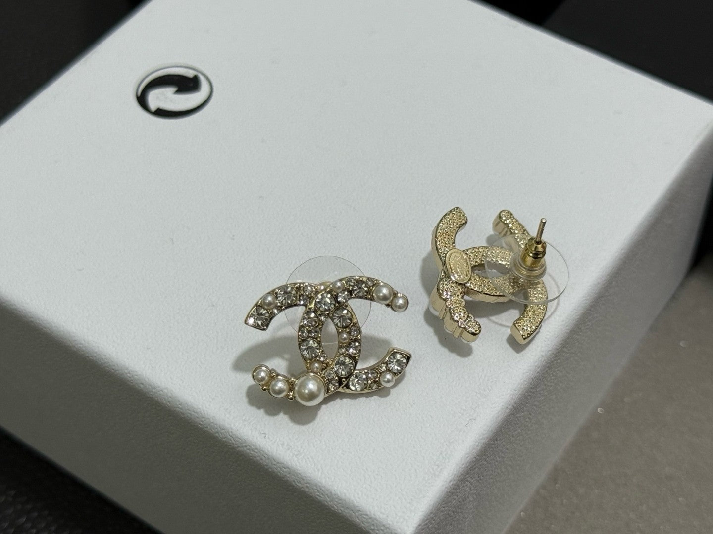 Chanel CC earrings in gold-tone metal, adorned with strass and faux pearls