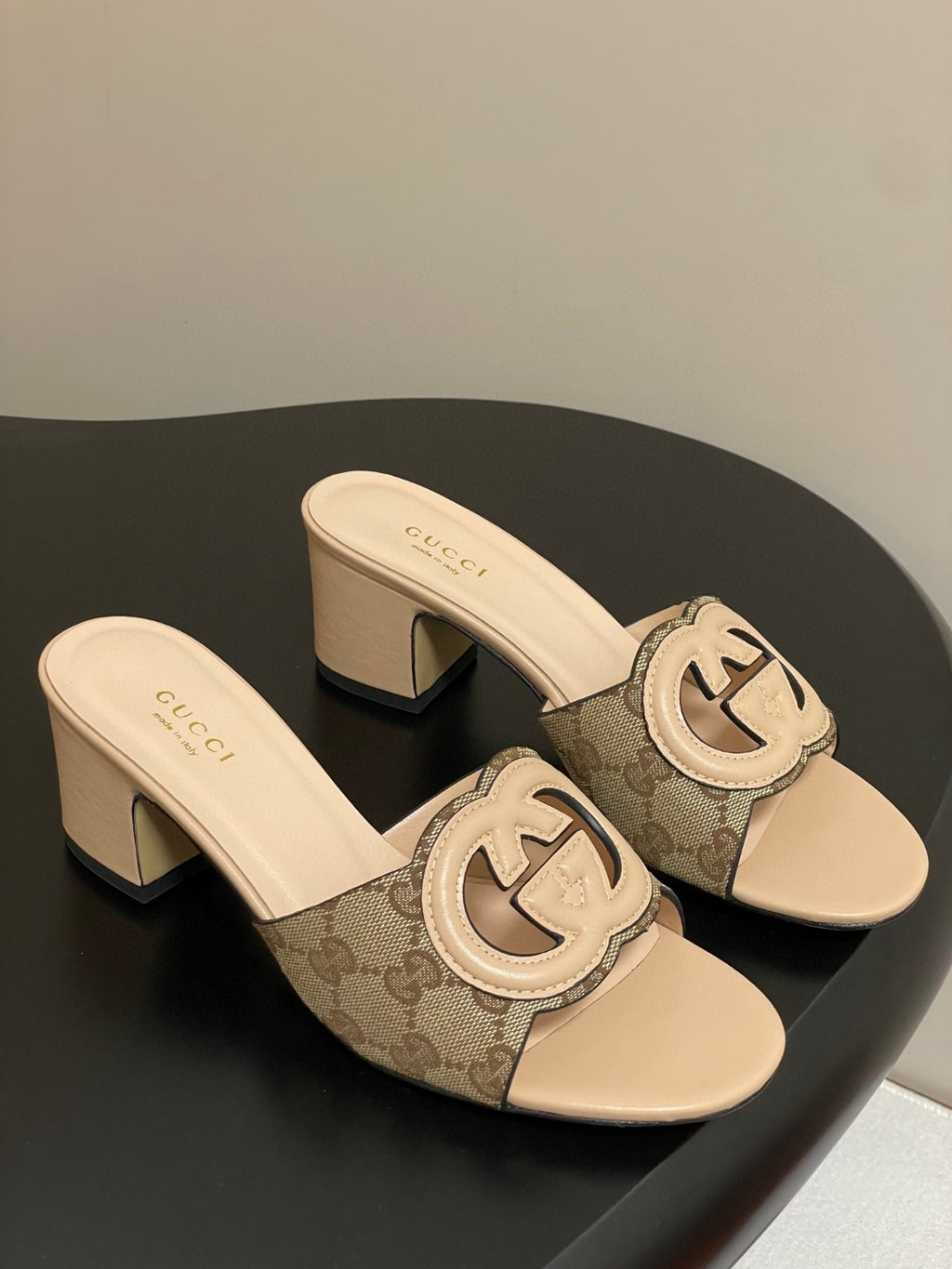Gucci Interlocking G mules in a beige/caramel leather and fabric material