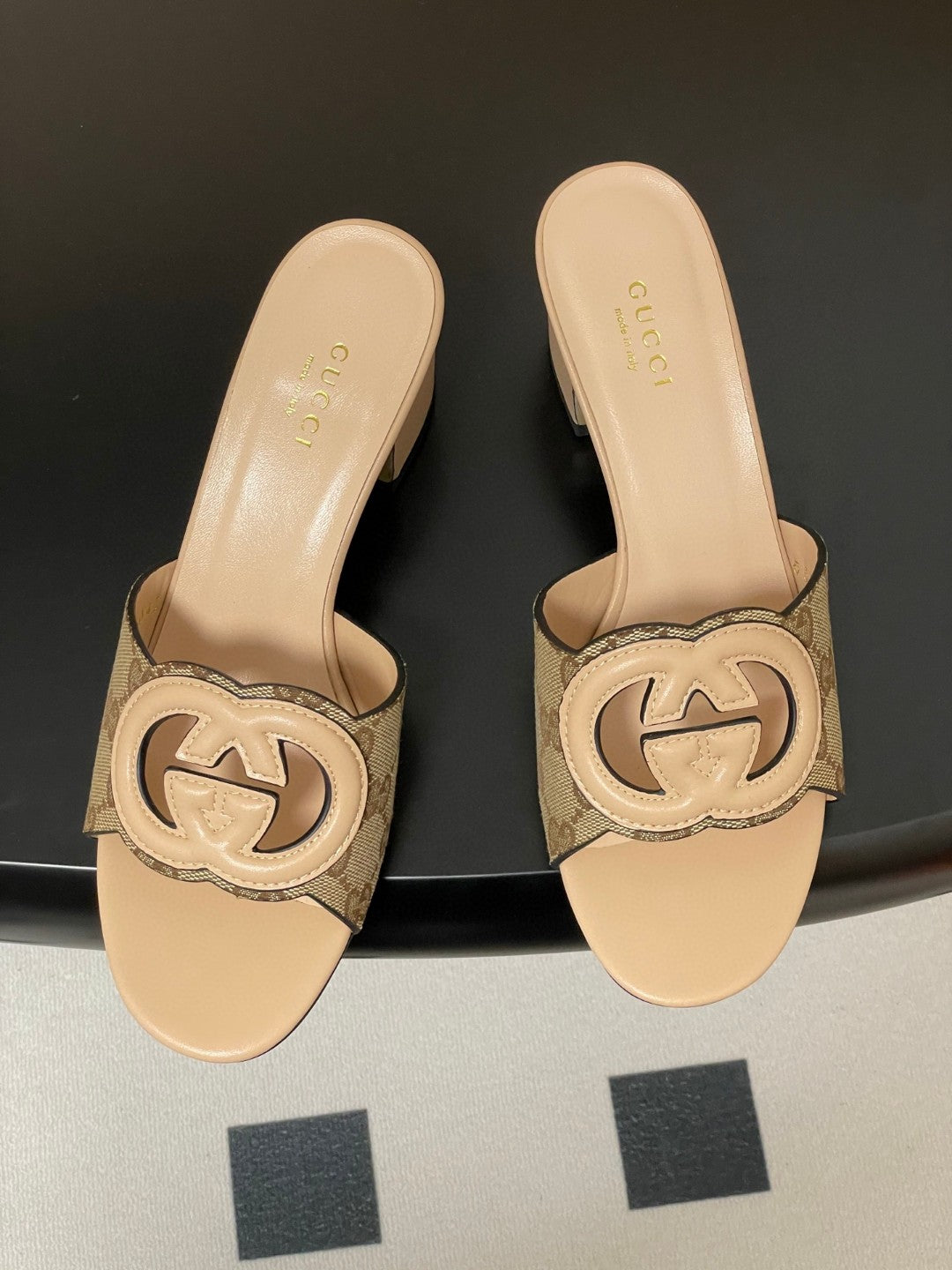 Gucci Interlocking G mules in a beige/caramel leather and fabric material