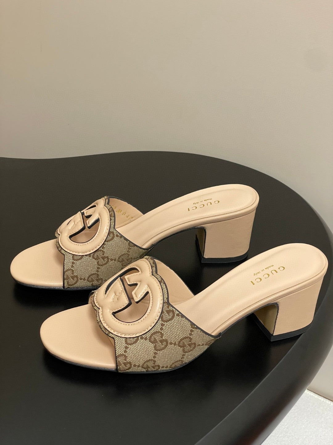 Gucci Interlocking G mules in a beige/caramel leather and fabric material