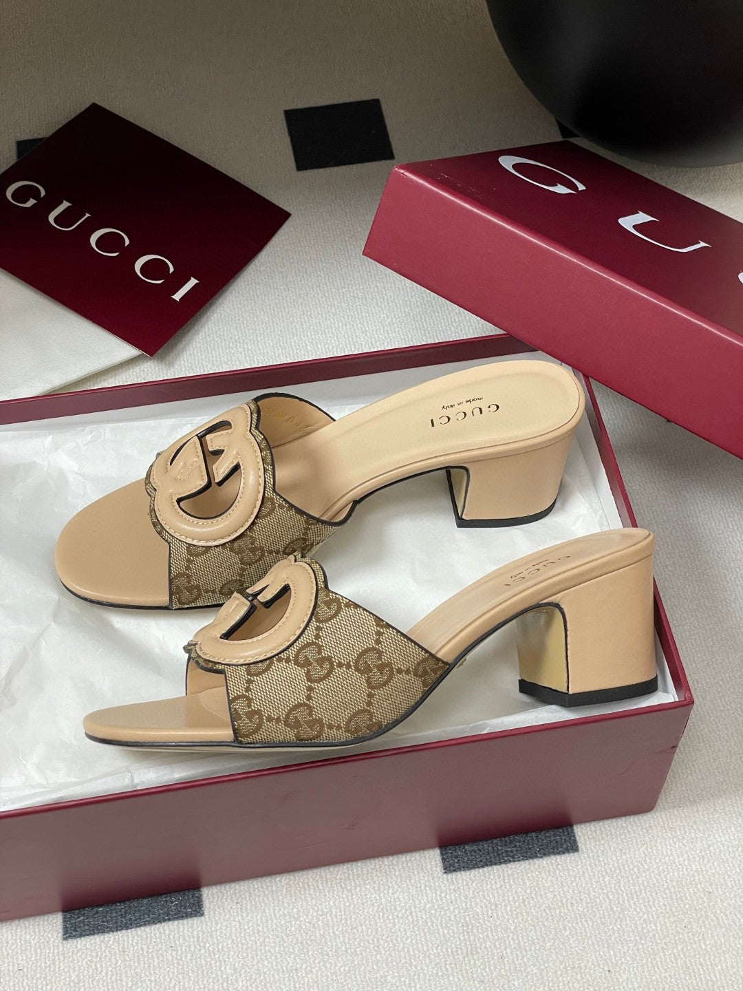 Gucci Interlocking G mules in a beige/caramel leather and fabric material