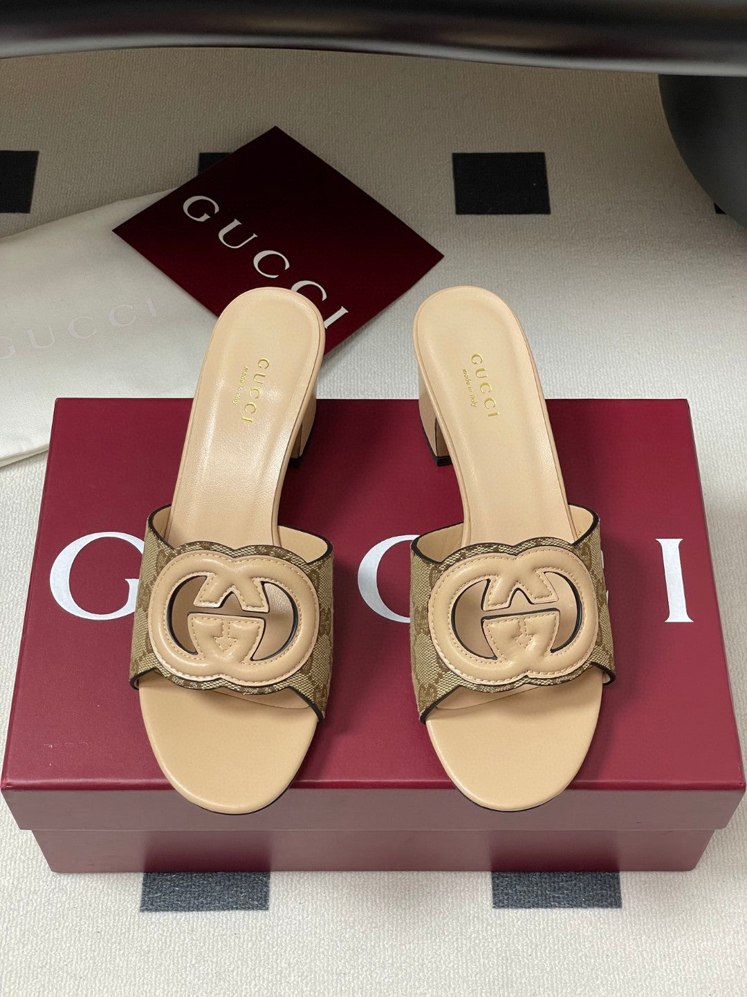 Gucci Interlocking G mules in a beige/caramel leather and fabric material