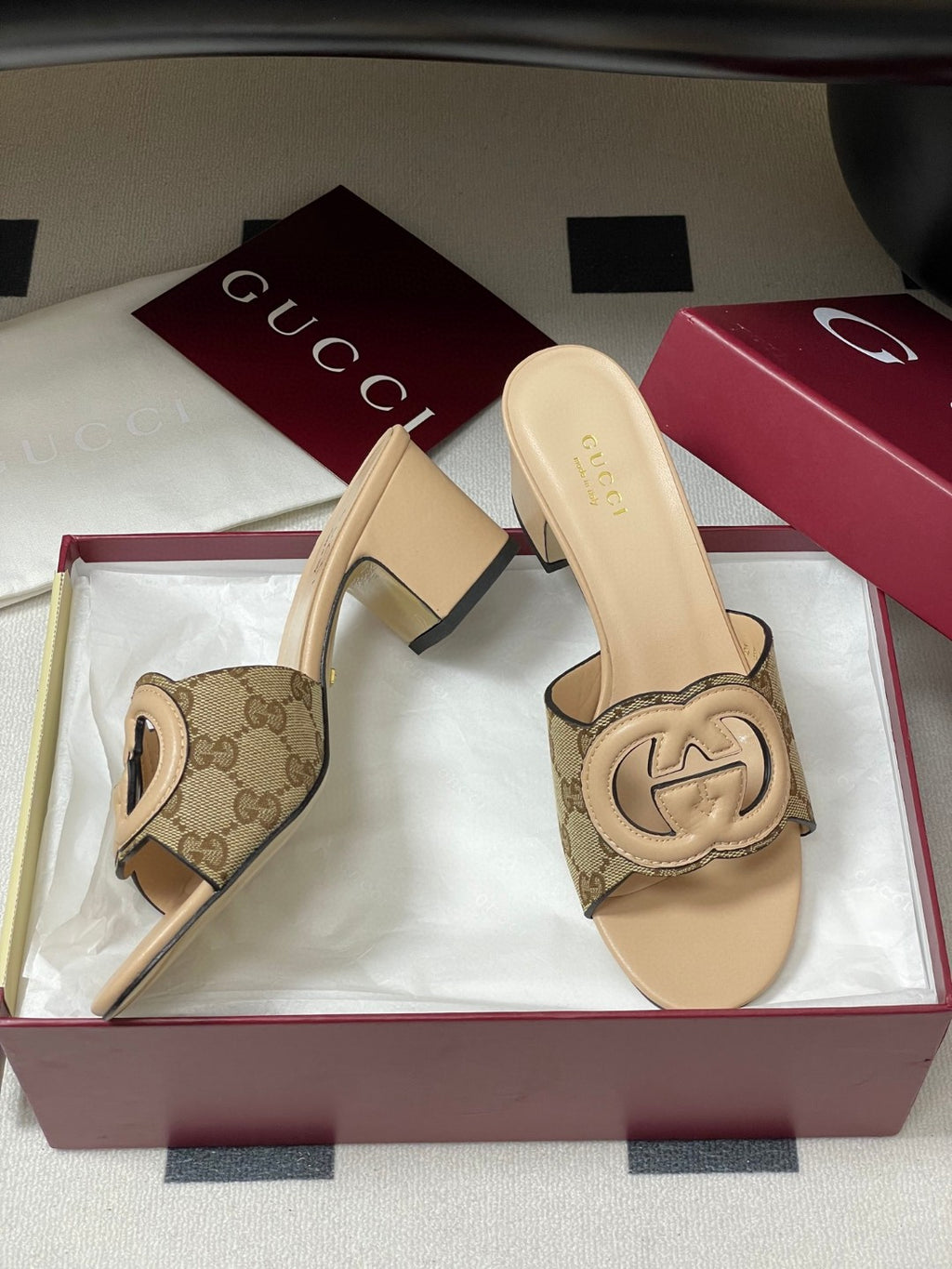 Gucci Interlocking G mules in a beige/caramel leather and fabric material