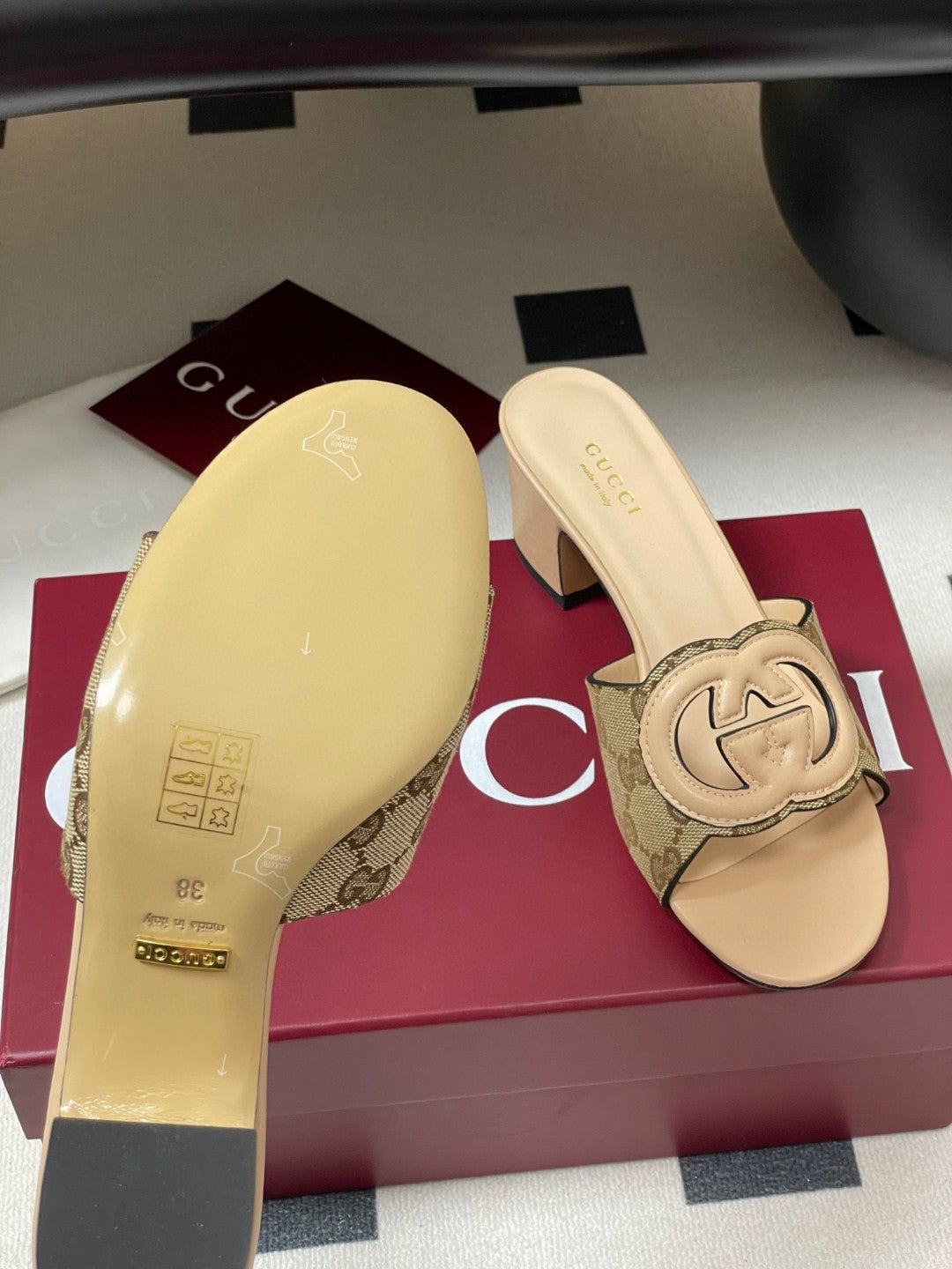 Gucci Interlocking G mules in a beige/caramel leather and fabric material