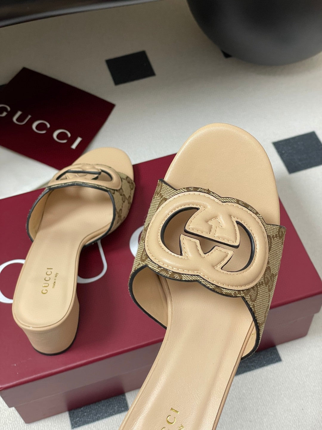 Gucci Interlocking G mules in a beige/caramel leather and fabric material