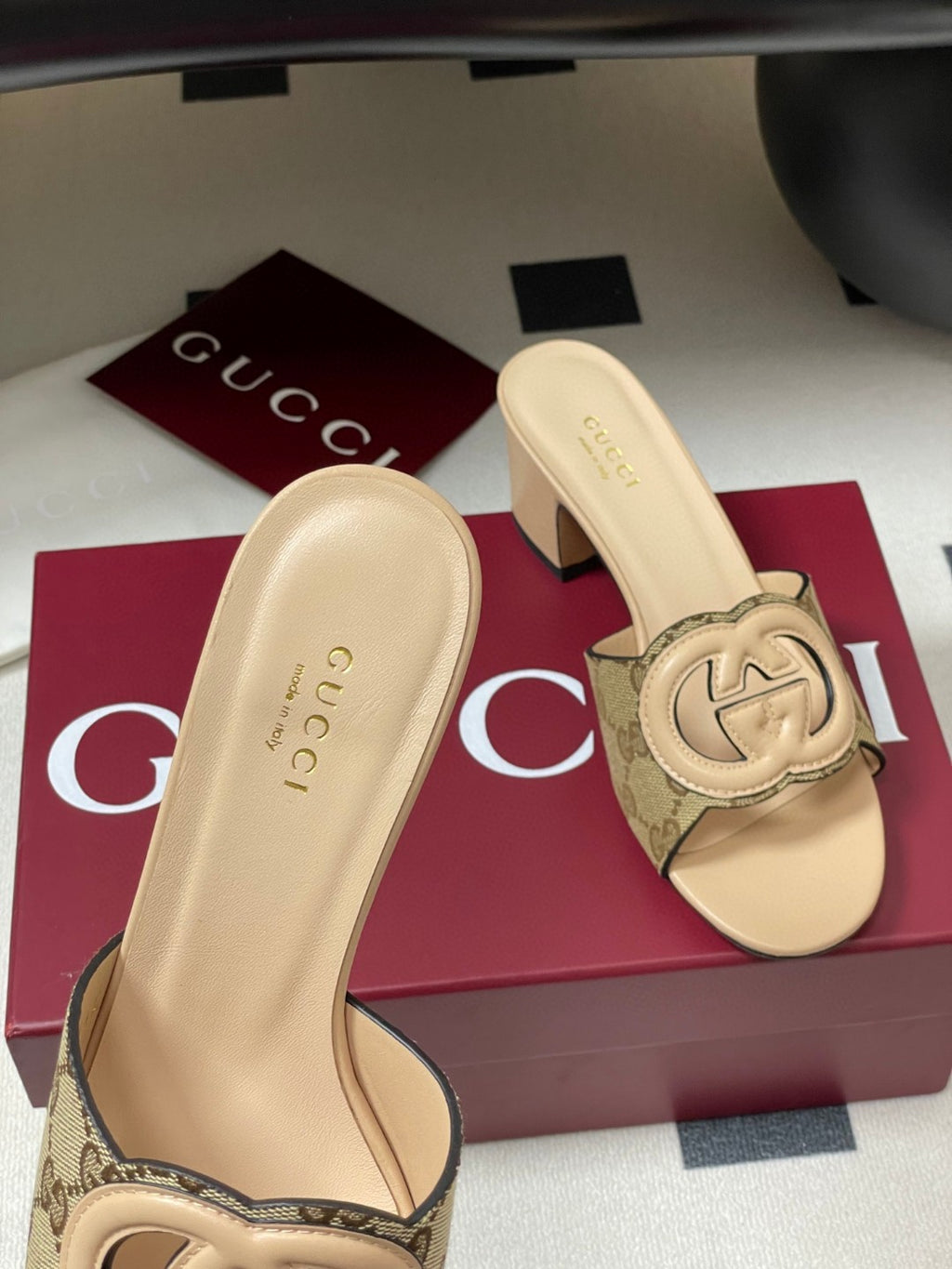 Gucci Interlocking G mules in a beige/caramel leather and fabric material