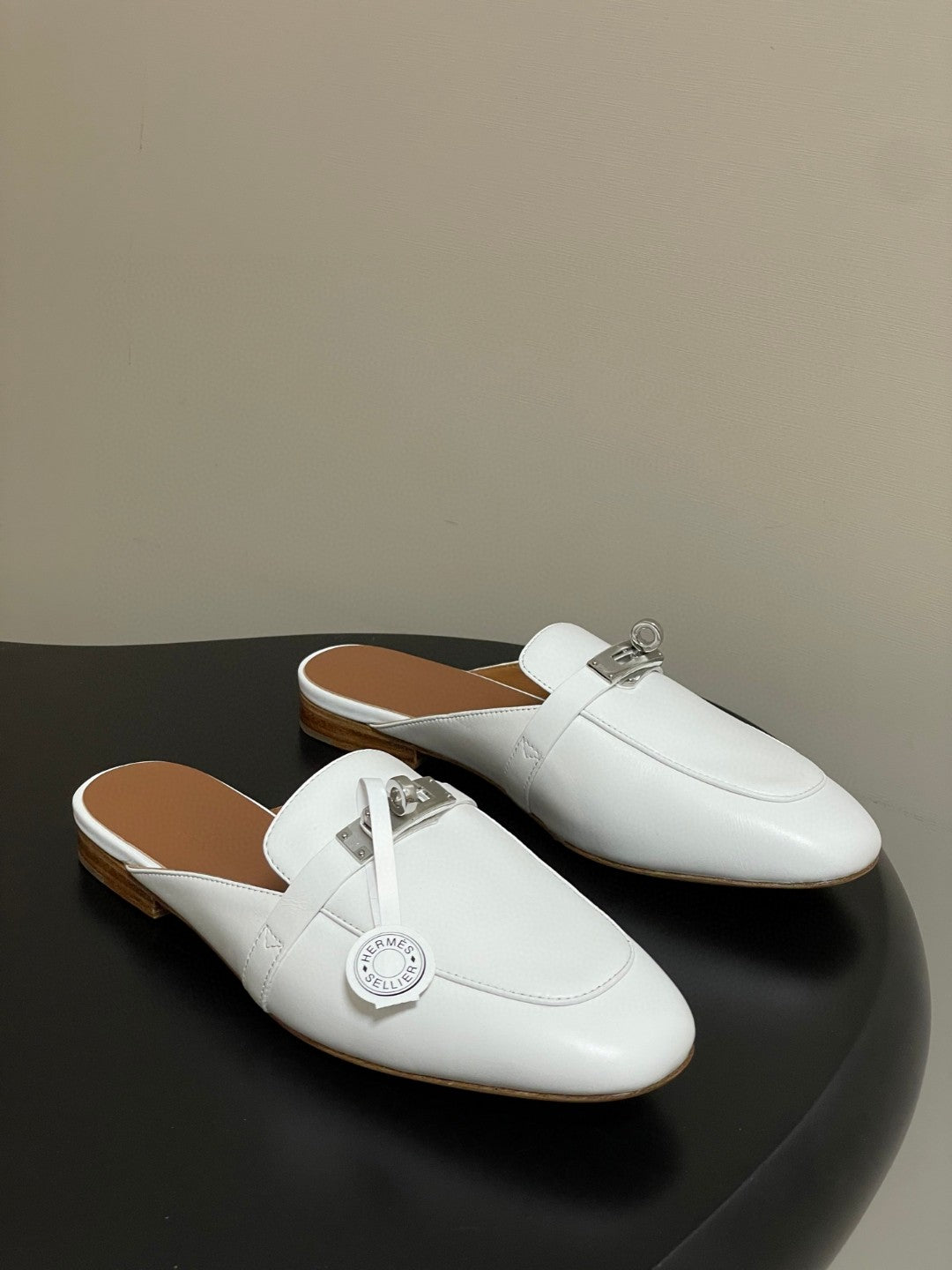 Hermès Oz mules in white calfskin leather with a palladium-plated Kelly buckle